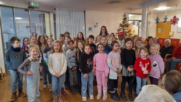 Landernkinder malen für das Kleeblattheim